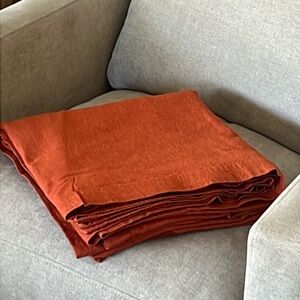 Crate & Barrel Linden tablecloth Color: Spice 60X120
